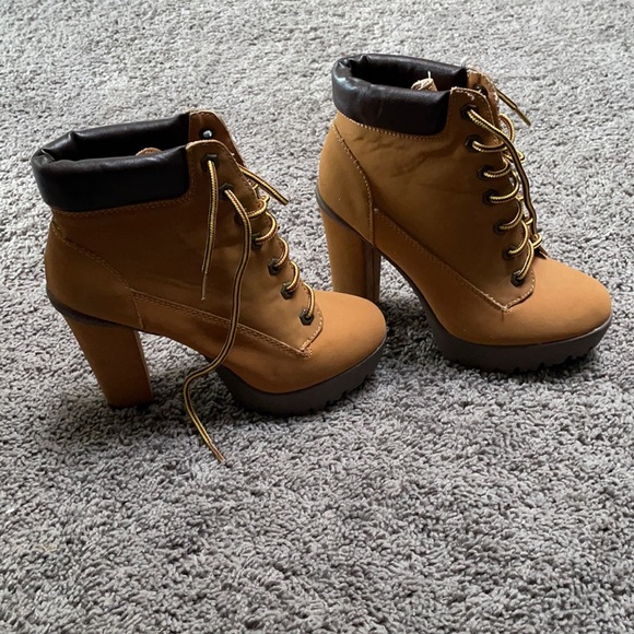 Charlotte Russe size 6 brown ankle boots - Picture 1 of 3